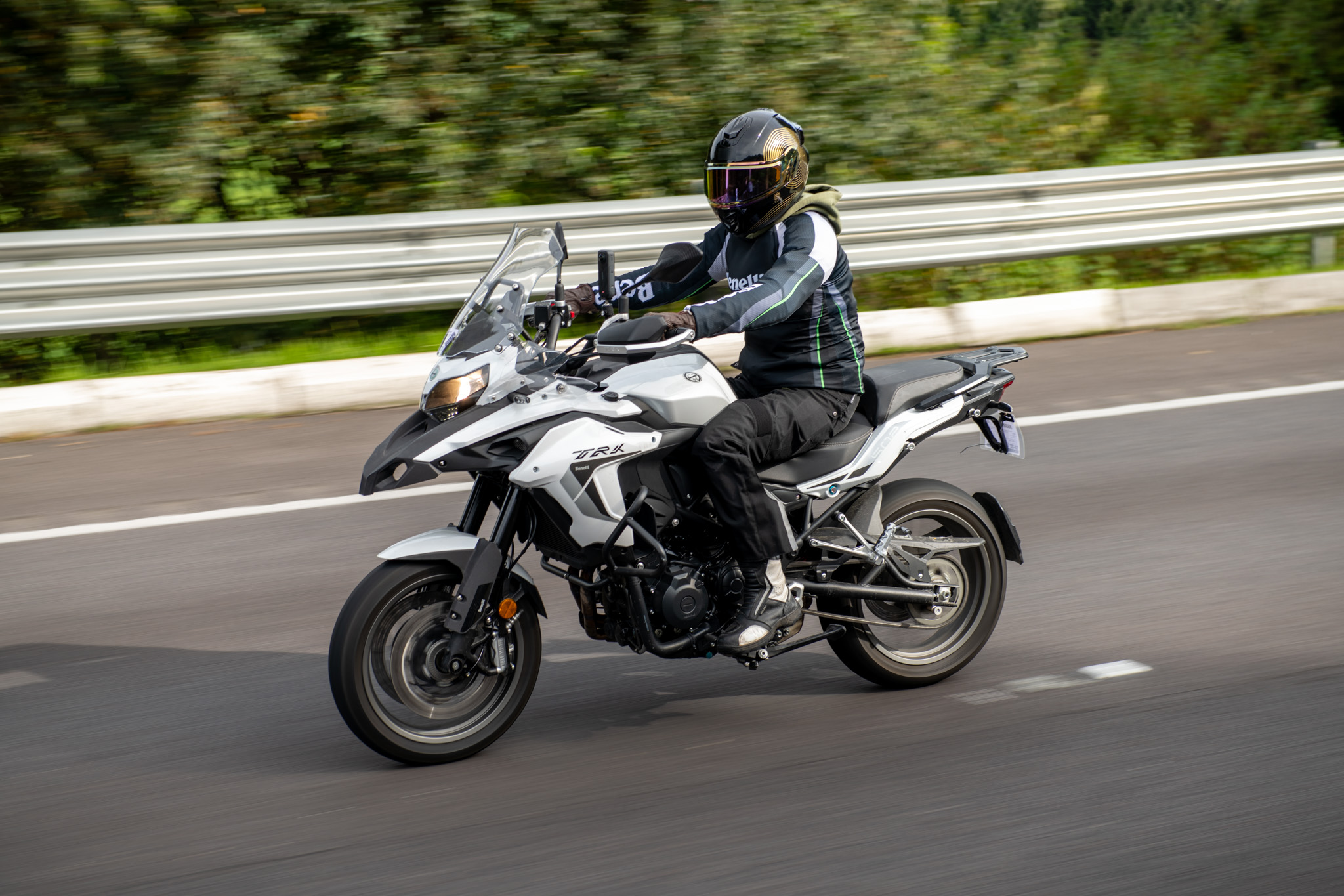 Benelli TRK 502 rodando en una carretera de M&eacute;xico por un piloto con equipo de seguridad completo.