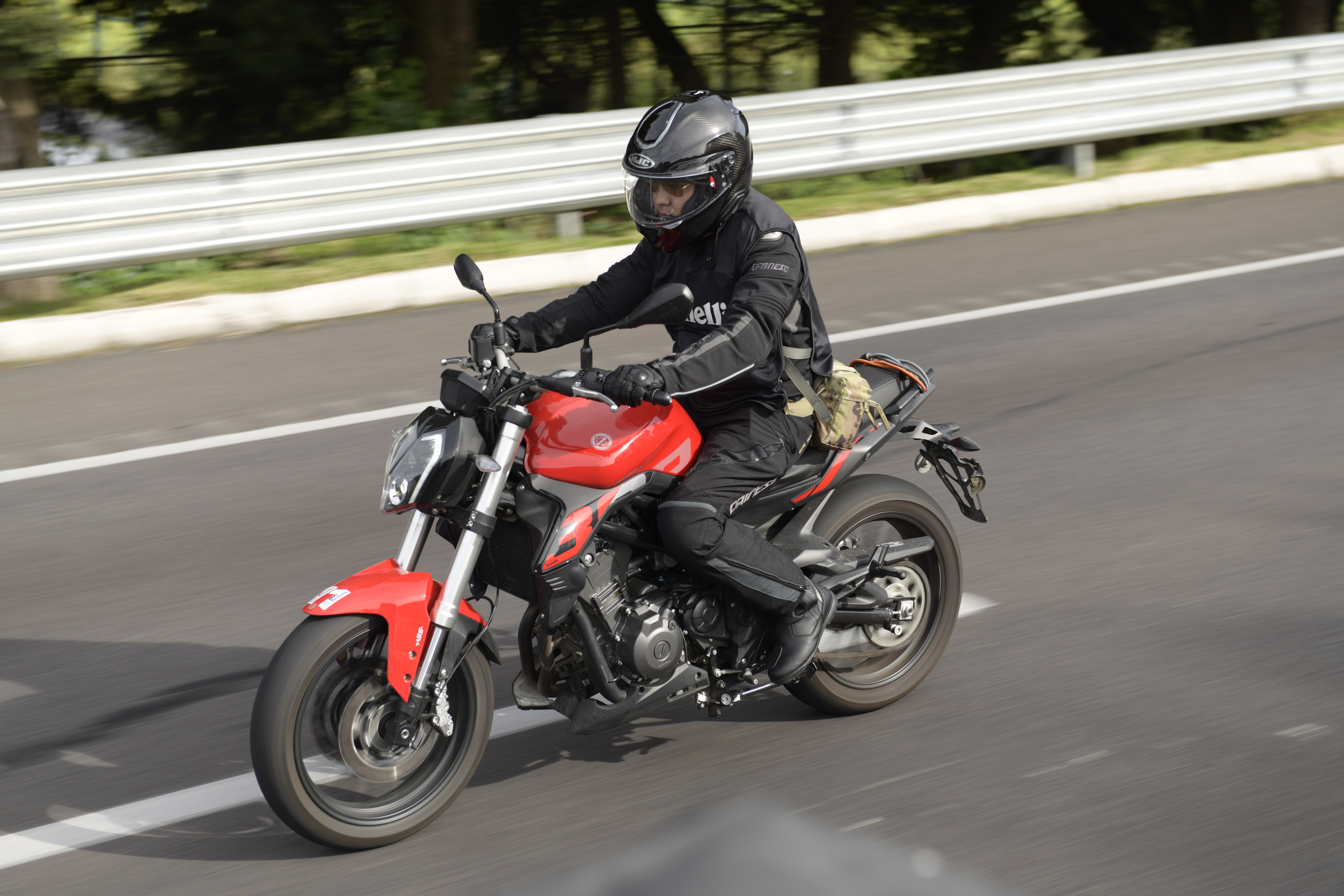 Motocicleta Benelli 302S conducida por un piloto con equipo completo en una carretera de M&eacute;xico.
