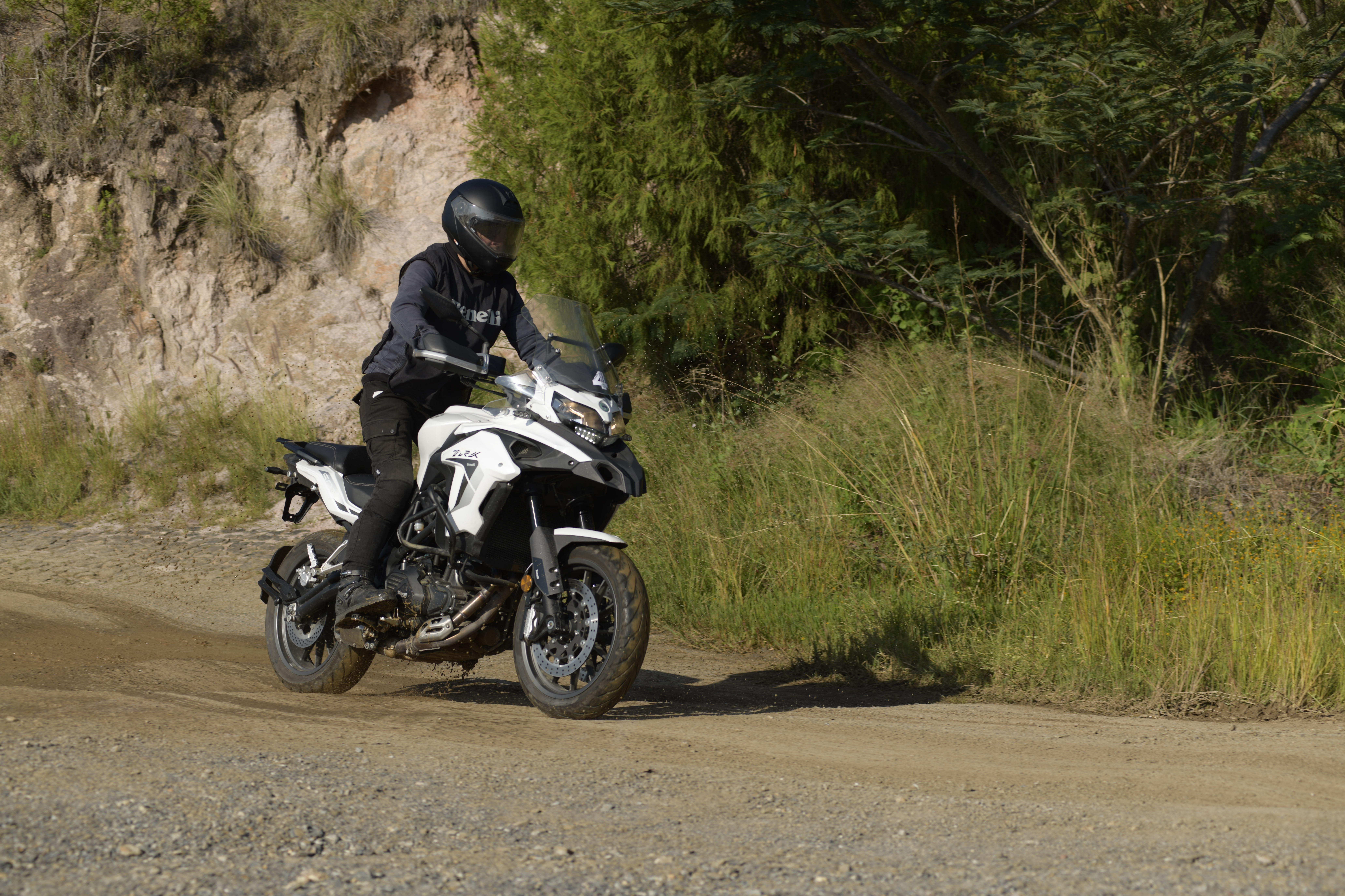 Piloto con equipo de seguridad rodando en terracer&iacute;a en la Benelli TRK 502.