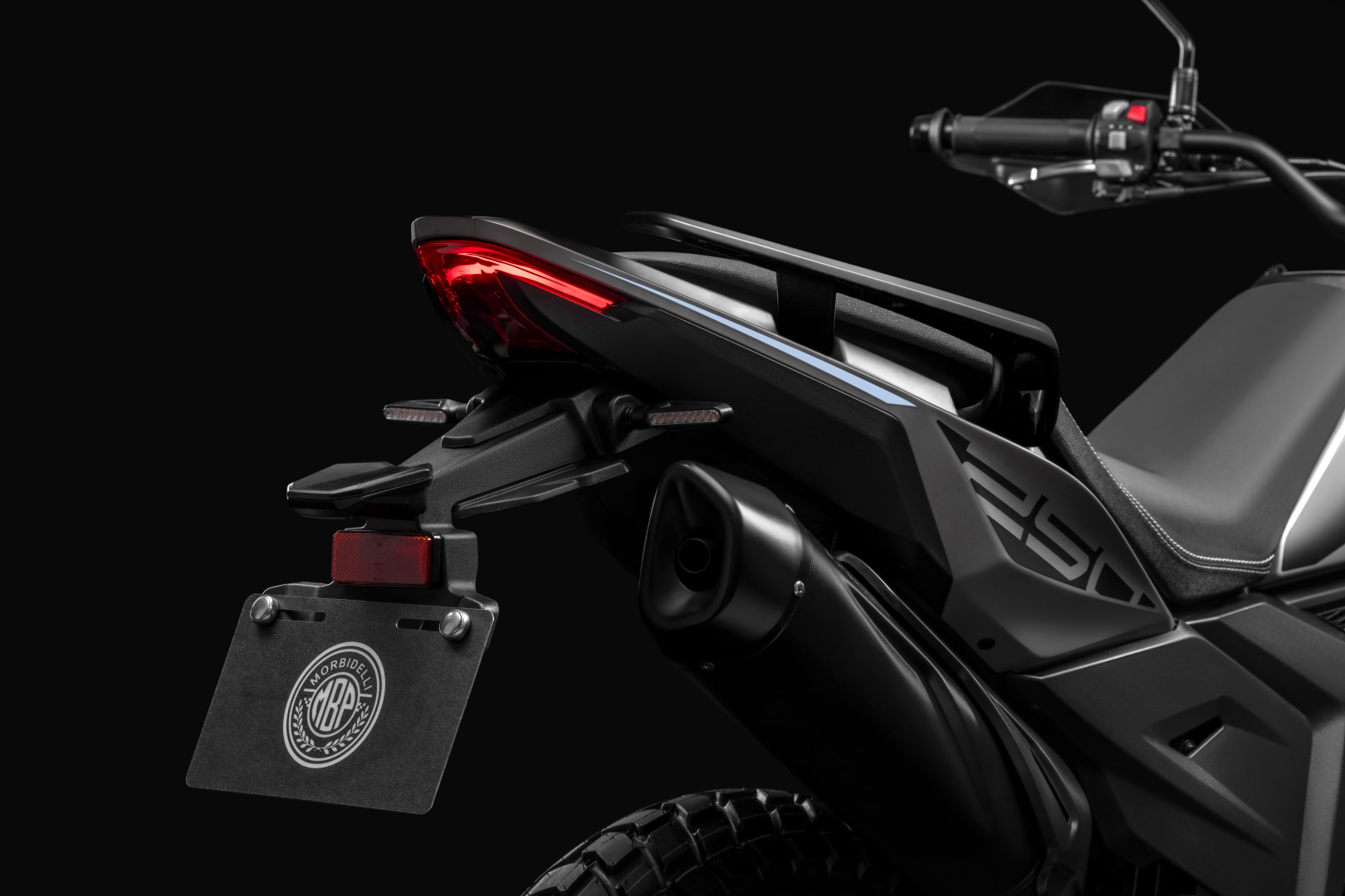 Trail ergonomics + dual-level seat – Accessible comfort.