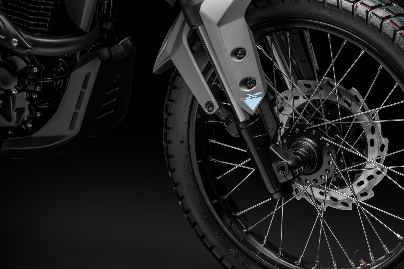 Disc brakes + spoked wheels – All-terrain safety.