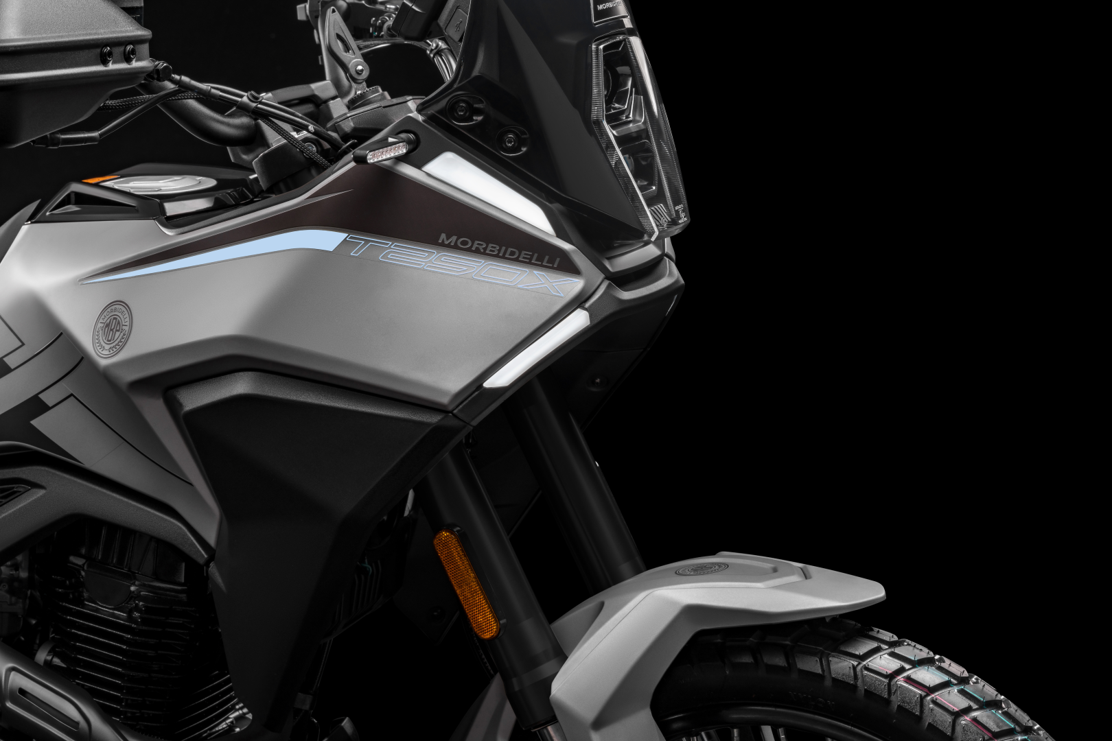 Long-travel inverted front suspension – Control and absorption.