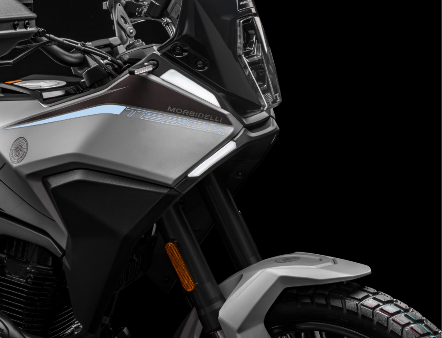 Long-travel inverted front suspension – Control and absorption.