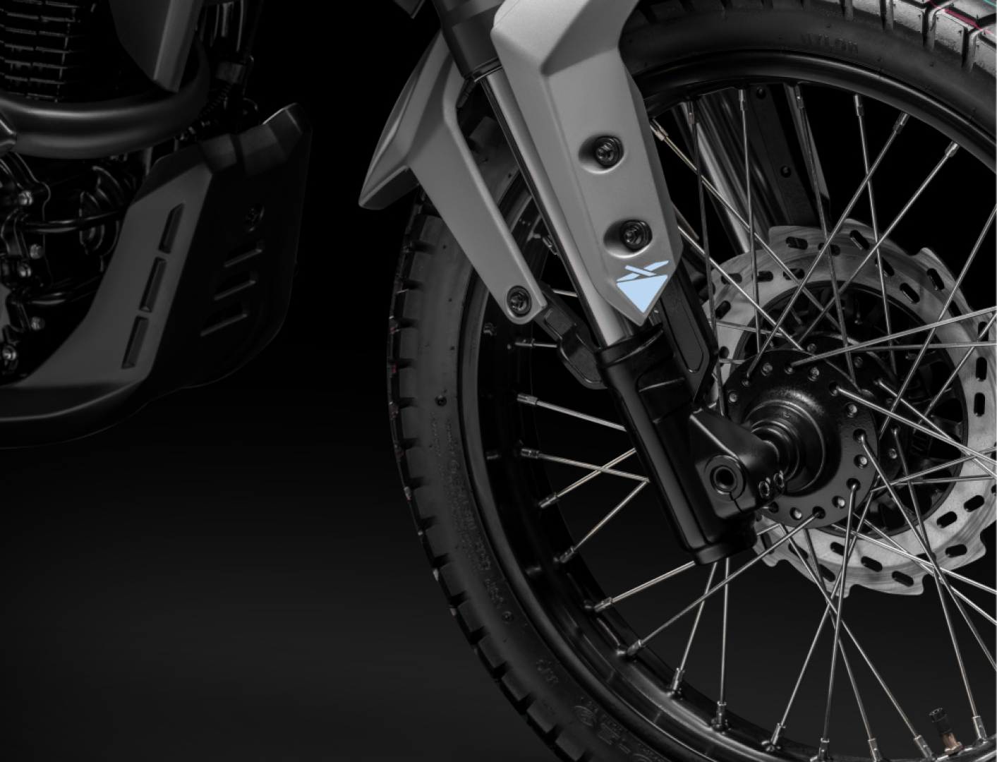Disc brakes + spoked wheels – All-terrain safety.