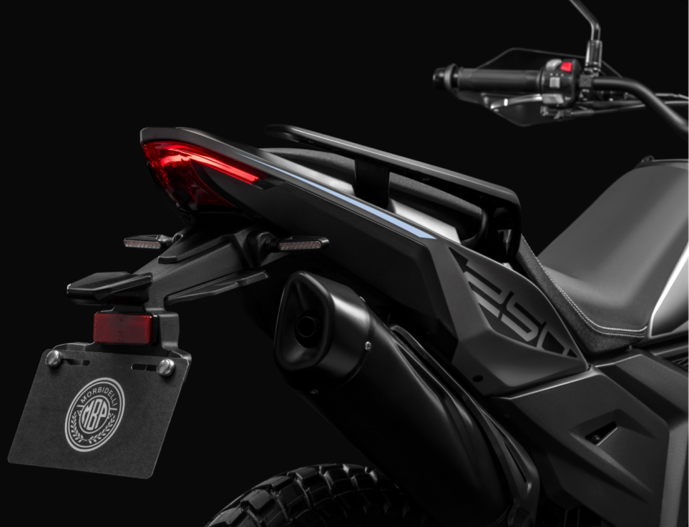 Trail ergonomics + dual-level seat – Accessible comfort.