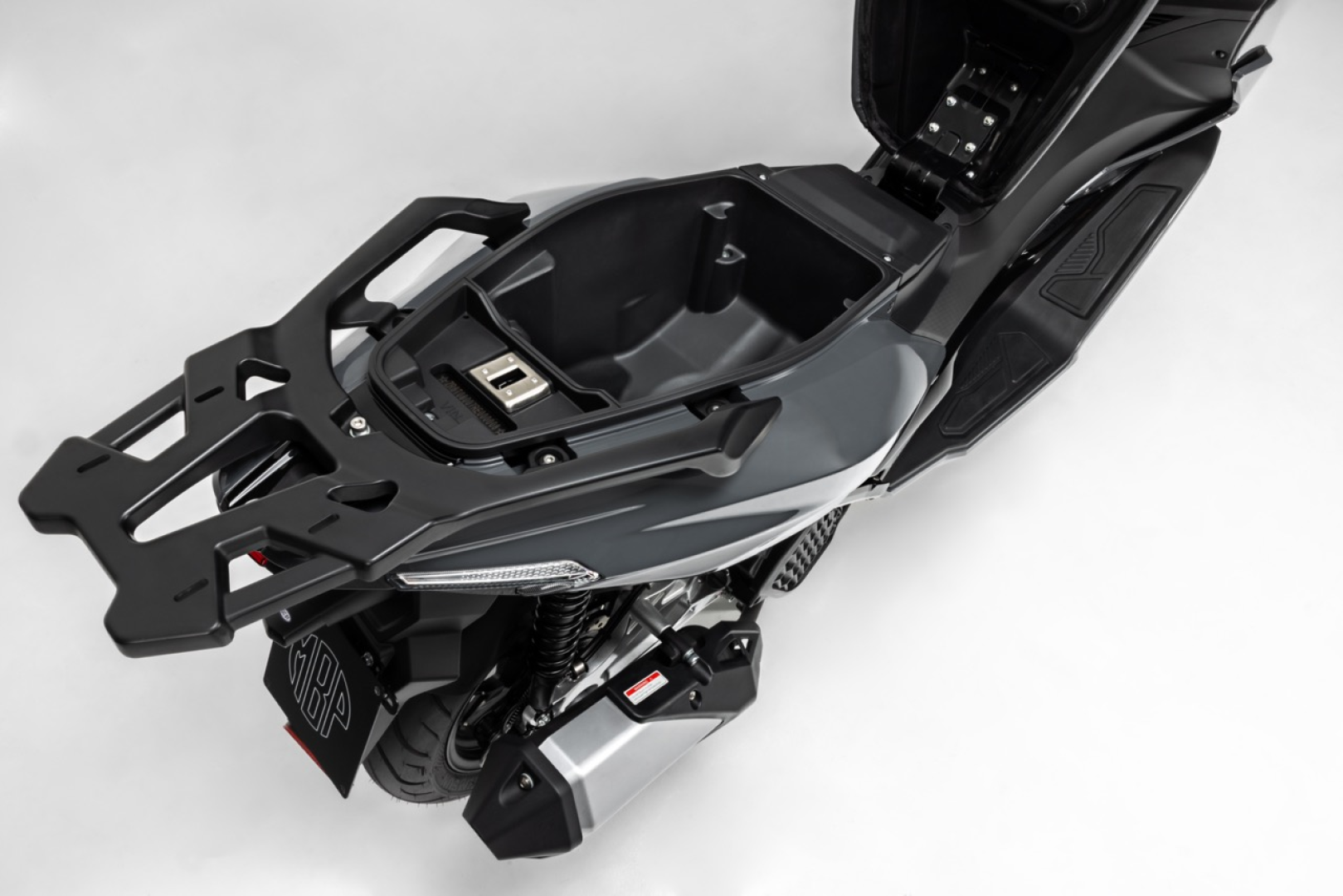 Amplio espacio de almacenamiento debajo del asiento y portaequipajes trasero