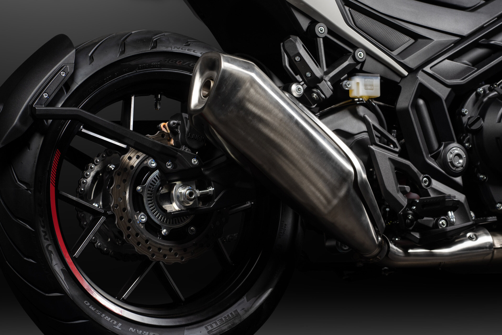 Silenciador de escape inclinado